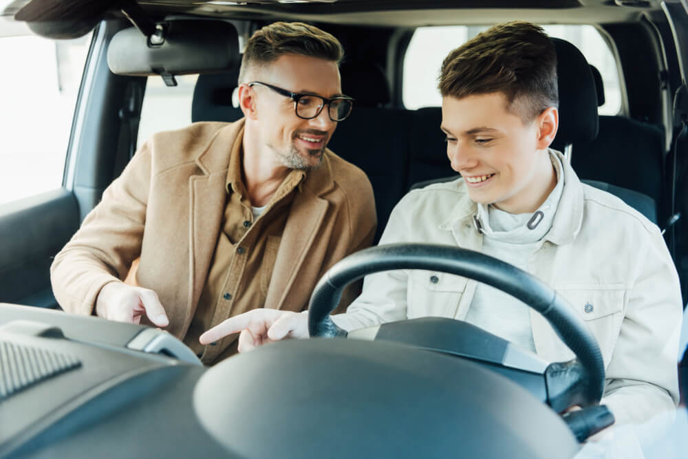 padre-e-hijo-aprender-a-conducir-coche