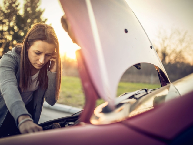 mujer-revisando-su-carro-y-hablando-por-telefono-card.jpg.img.2400.1565987909424